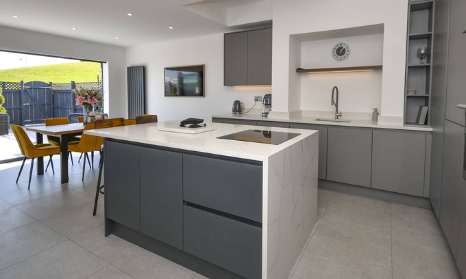 Amble House | Dexters Den - Stunning large 3 bedroom cottage with sea views