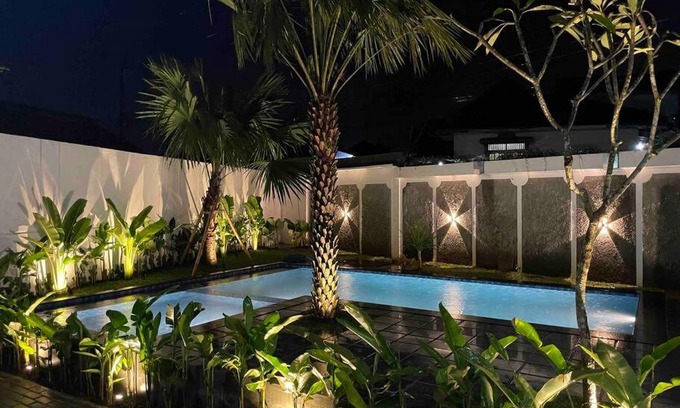 Caringin Villa | Dhanis House 8 Bedroom Villa