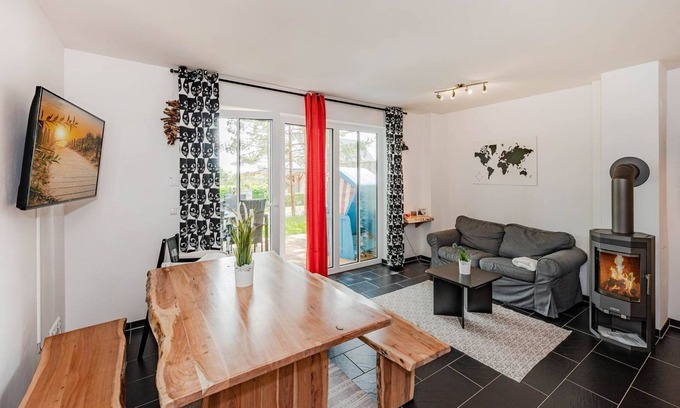 Korswandt House | DHH Kontraste - Ruhig Gelegene Doppelhaushälfte mit Sauna und Terrasse mit Strandkorb