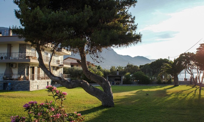 Sarakiniko Apartment | Diakopto beachfront, extra comfort 3BR family apartment (Punda Beach)