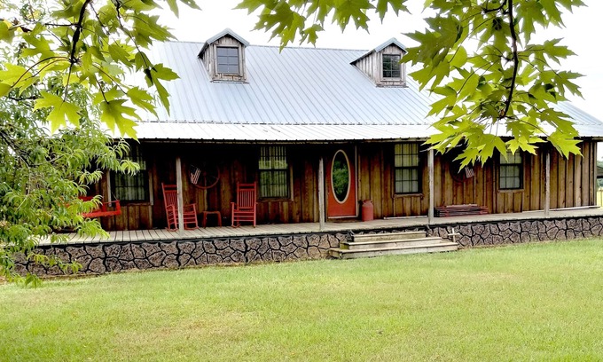 Mc Caskill House | Diamond K Lodge Modern Farmhouse near Murfreesboro/Crater of Diamonds State Park