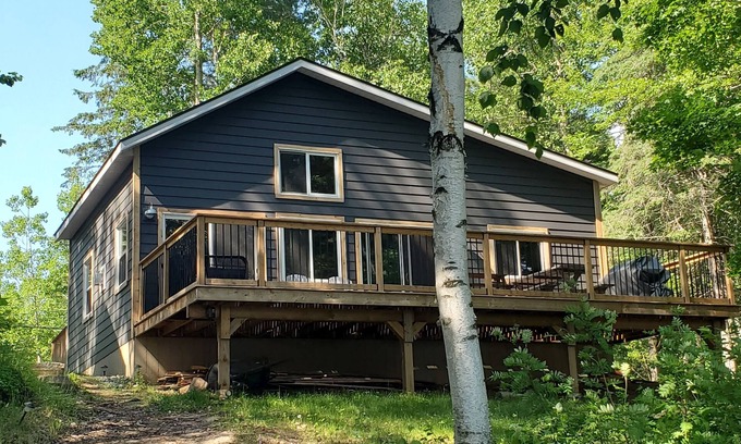 Highland Grove House | Diamond lake waterfront cottage just west of Bancroft