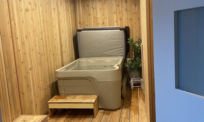 Black Diamond Apartment | Diamond Mountain Sleep & Spa Suite Retreat & Relax