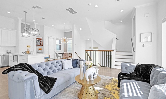 South Central Houston House | Diamond Oasis w/2 Balconies & Large Soaking Tub
