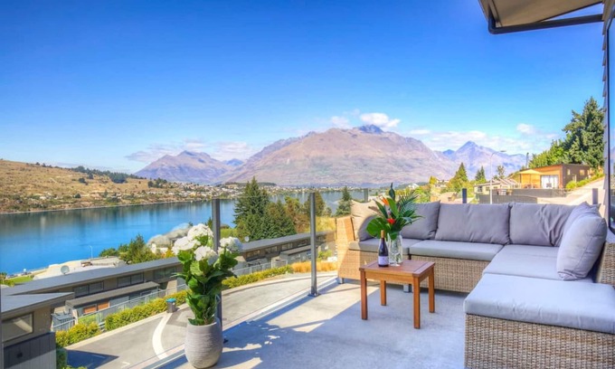 Queenstown Apartment | Diamond View Retreat | Expansive Mountain and Lake Views | Single Storey