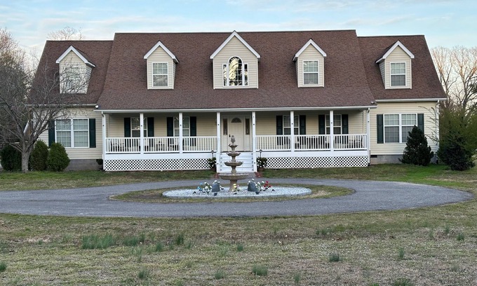 Williamsburg House | Diamonds & Pearls of Williamsburg, VA
