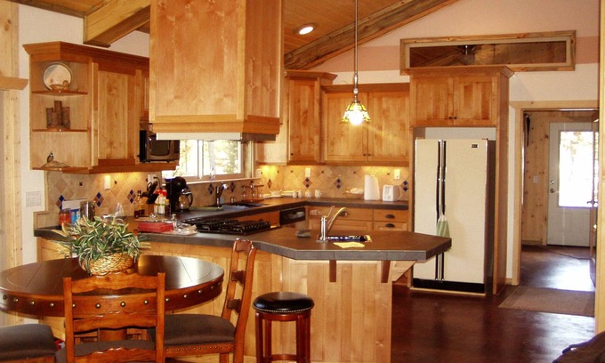 La Pine Cabin | DiamondStone Guest Lodges