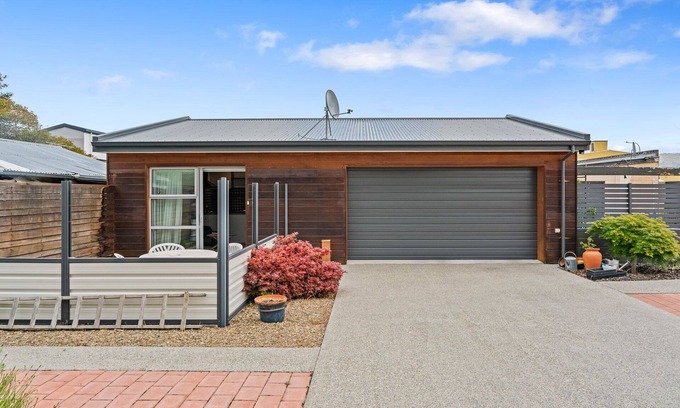 Alexandra House | Dick’s Place - Alexandra Holiday Home