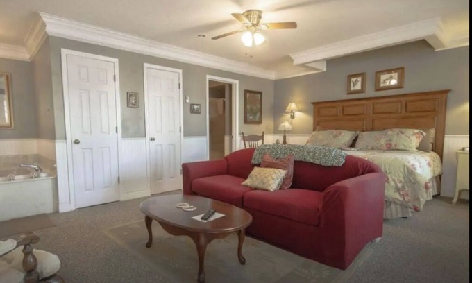 Marshfield Cabin | Dickey House, Carriage Suite