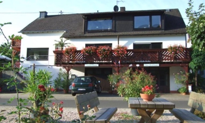 Losnich Apartment | Die Ferienwohnung hat Eine Einmalig Schöne Ruhige Lage, Direkt am Moselradweg