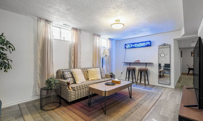 Forest Lawn House | Digital Nomad- spacious, family, full kitchen, 3BR, sleep8, family