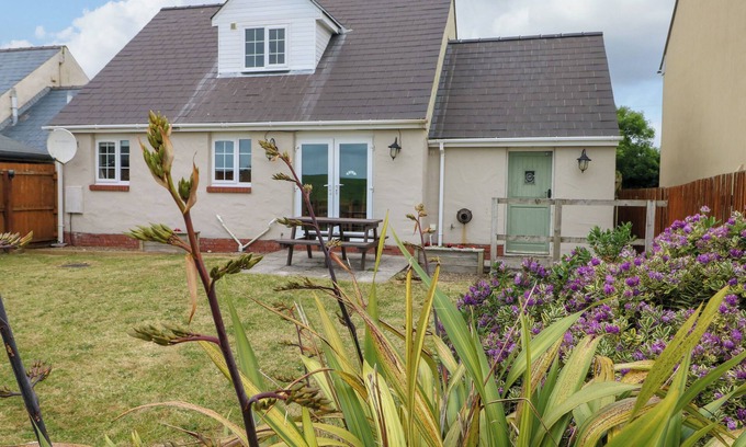 Penycwm Cottage | DILL COTTAGE, pet friendly, country holiday cottage in Newgale