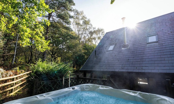 Farley Cabin | Dimmingsdale; woodland lodge for 8 w/hot tub, log burner, BBQ, nr Alton Towers