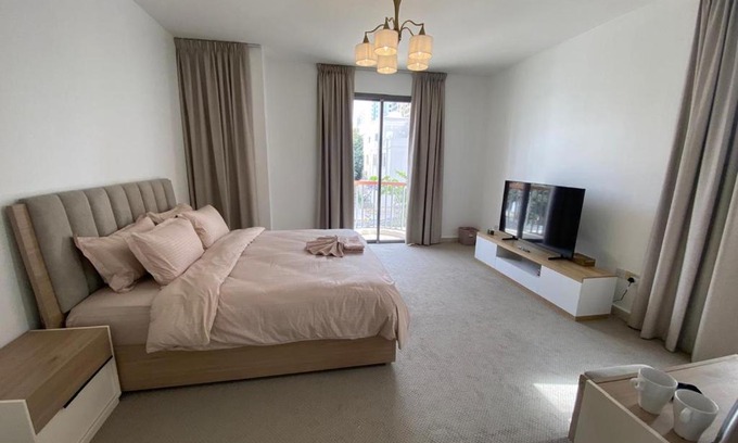 Al Wahdah House | Dinar - villa master bedroom