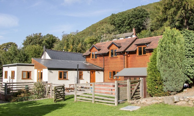 Pontesbury Cottage | DINGLE COTTAGE, pet friendly, with hot tub in Stiperstones