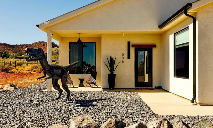 Kanab Villa | Dino Ranch Villa C, Family Fun with Game Room, Hot Tub and Stunning Views