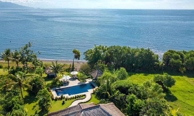 Umeanyar Villa | Direct beachfront 4BR/BR villa in tropical garden. Villa chef, villa pool, WiFi