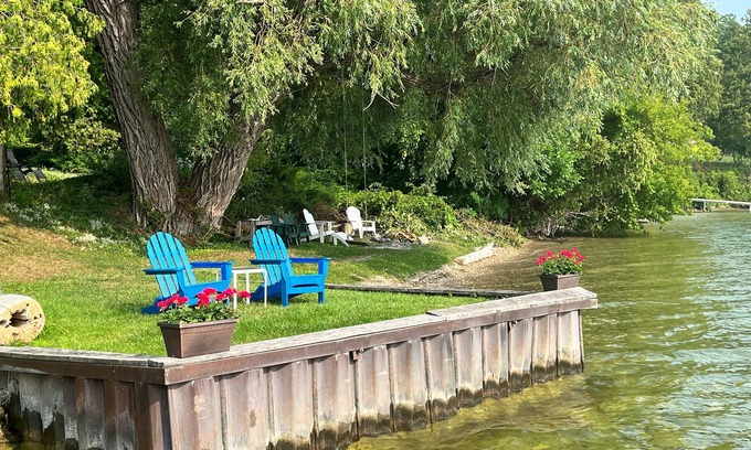 Traverse City House | Direct Lake Leelanau Sunset view, Fire pit, grill, dock, boat lift , dog ok
