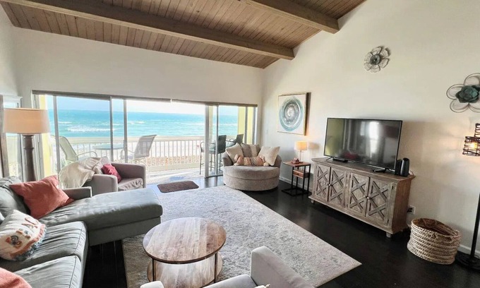 Melbourne Beach House | π
Direct OCEAN-FRONT townhome - Stone throw to the waves π