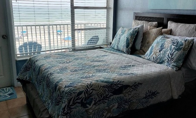 East Daytona Condo | DIRECT OCEAN FRONT Awesome view Sleeps up to 4. BEAUTIFUL