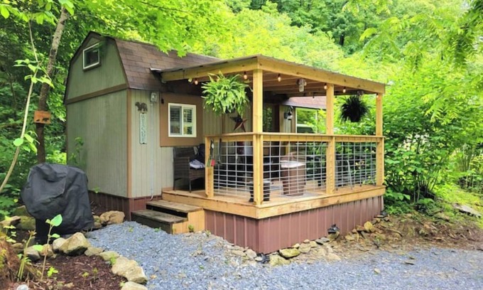 Flag Pond Cabin | DIRECT STREAM FRONT Mountain Tiny Homenn