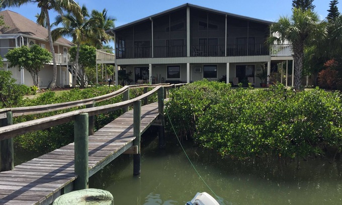 Mid Island House | Direct Waterfront House (20-0336)