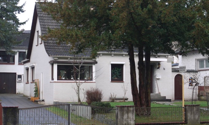 Eißendorf Apartment | Directly on the city park, ideal for walks and visits in MidSommerland