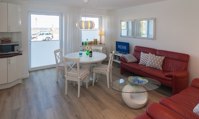 Hornum Apartment | Directly on the beach with a view of the sea