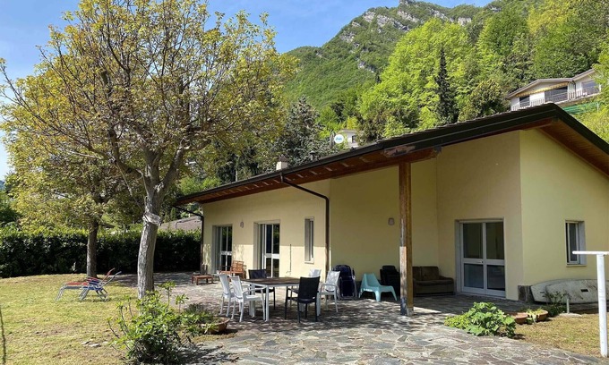 Idro House | Directly on the lake with garden