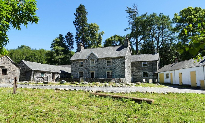 Llandderfel House | disabled friendly ground floor room in traditional old welsh farmhouse