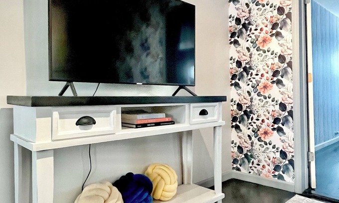 Chelsea Apartment | Disco House - Comfortable Beds - Steps to Highline