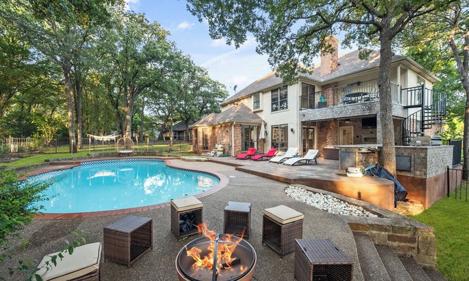 Azle House | Discount! 30% - King Beds LUX Pool at the Lake Theater Gym Arcade