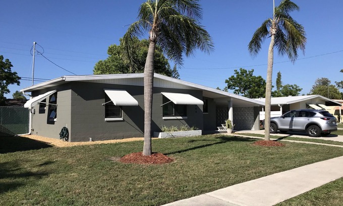 North Port House | DISCOUNT Great Reviews 1 bdrm Beach, Springs, Lanai, Fenced Yard, Dogs, No Cats