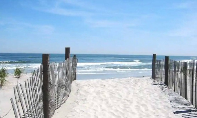 Southend Condo | Discount! Last Chance for Summer 🏖 Vacay! Dog Ok Sun-Sun Only Large Yard & Deck