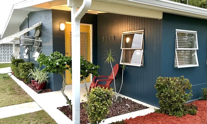 North Port House | DISCOUNTED 2 Bdrm Bungalow w/Pool. Beach, Springs, Fenced Yard, Dogs, No Cats.