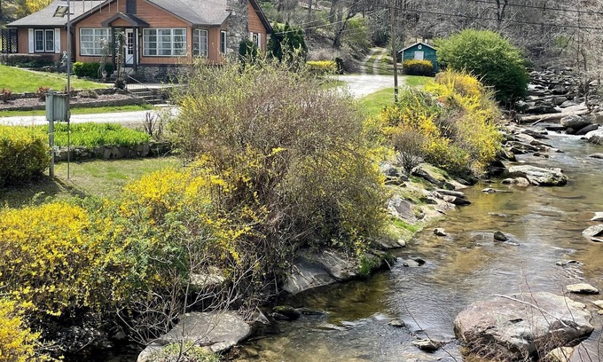 Bat Cave Cottage | DISCOUNTED RATES FOR THE REMAINDER OF 2023! LOVELY 2BR/1BATH COTTAGE W/SUNPORCH, MOUNTAIN VIEWS, RIGHT ON REEDY PATCH CREEK!