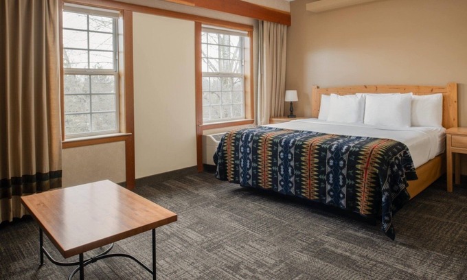 Vancouver Hotel | Discover Comfort at This Lodge w/Gorgeous Lobby & Friendly Staff, Heated Pool