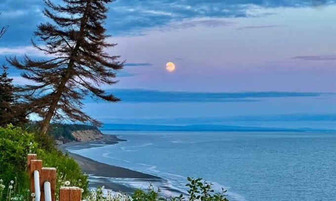 Salamatof Cabin | Discover Kenai: Waterfront Lodge (Sleeps 10)