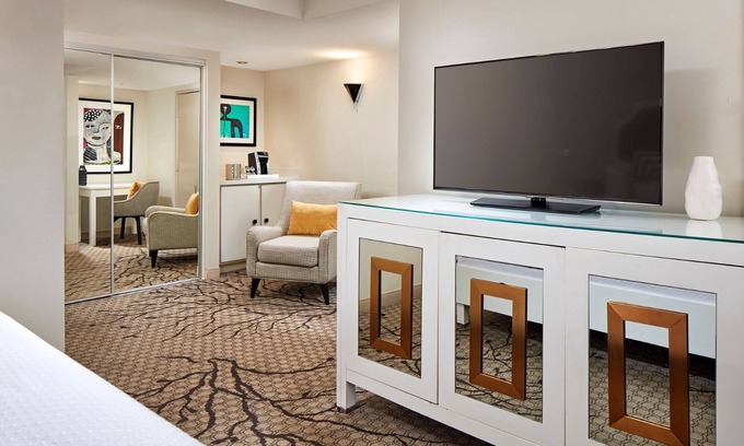 Pico - Robertson Hotel | Discover Los Angeles from Our Cozy, Stylish Room - Perfect for Touring