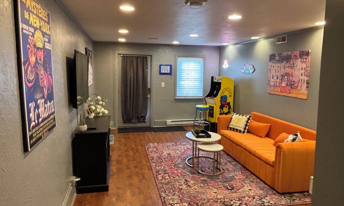 West Liberty Apartment | Discover Ohio charm near caverns - 7 min, “Friends” Joey & Chandlers apt