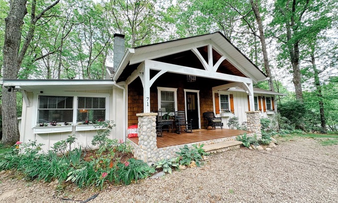 Highlands Cottage | Discover Sky High Cottage in Scaly Mountain, 10 minutes from Highlands!