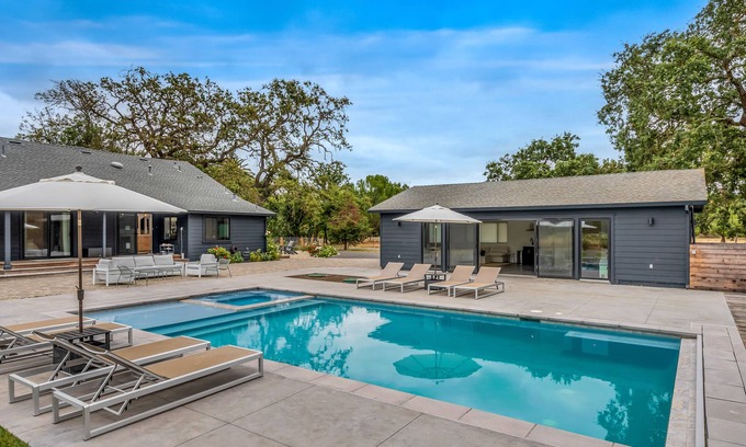 Sonoma House | Discover Sonoma's charm, just a quick 17-min drive to Napa Valley Wine Train