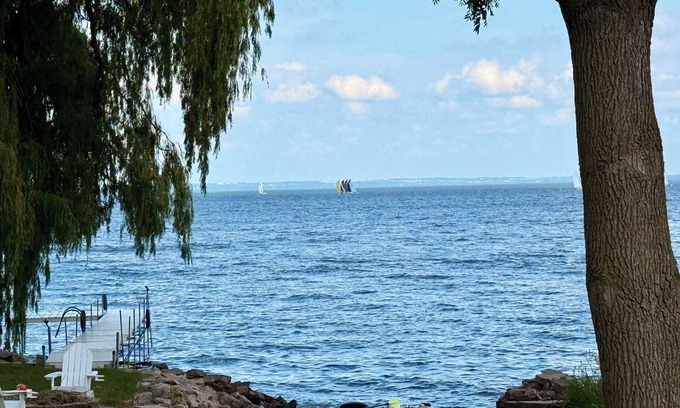 Oshkosh House | Discover the Perfect Lake House Getaway on Lake Winnebago in Oshkosh!