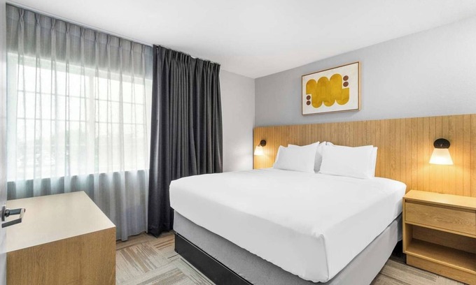 East Congress Hotel | Discover the Texas State Capitol from Prime Location w/Self Parking & Breakfast
