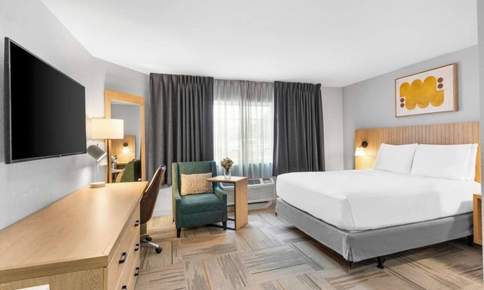East Congress Hotel | Discover the Texas State Capitol from Prime Location w/Self Parking & Breakfast