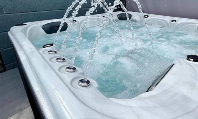 Kinghorn Apartment | Discover the Ultimate Retreat, W/hot Tub, Unwind and Recharge-100mtr From Beach