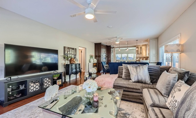 Castle Rock Cottage | "Discover Tranquil Elegance: Your Charming Retreat in the Heart of Castle Rock"