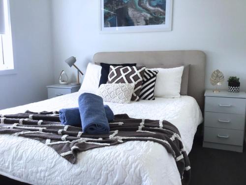 Warilla House | Discover Warilla - Bright and Airy Townhouse near the Beach and Lake