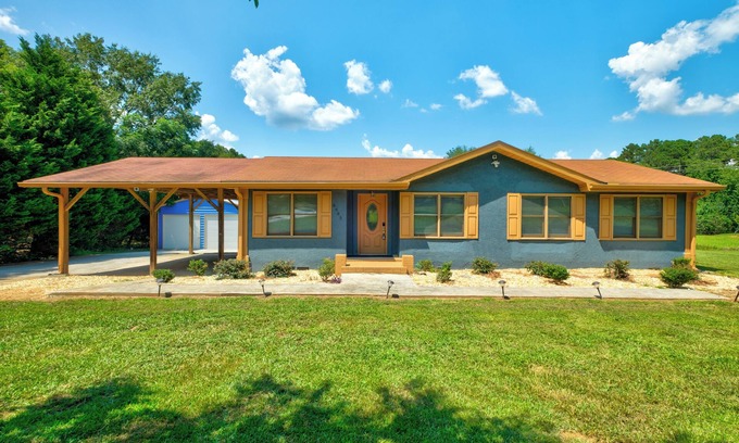 Fairburn Apartment | Discover your ideal Georgia retreat in this fully renovated, 3-bedroom ranch-style Retreat that sleeps 8. Enjoy a spacious master suite, an open-concept kitchen with modern appliances, and chic décor throughout.