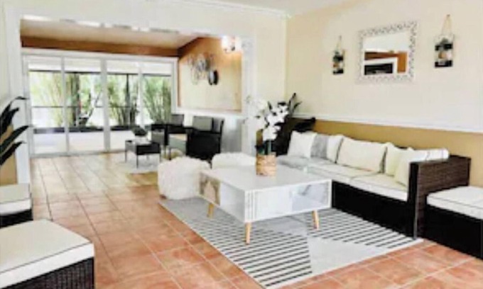 Ludlam House | “Discover Your Miami Dream Home: Beautiful Ranch-Style Design”